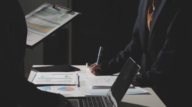 Ofisteki bilgisayarları kullanarak iş adamlarının ellerini kapat..