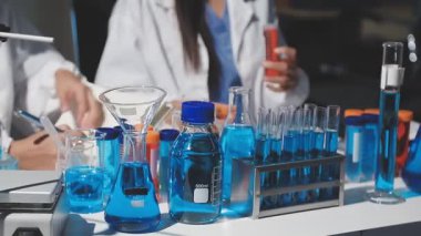 Laboratuvarda çalışan üniformalı kadın bilim adamı.