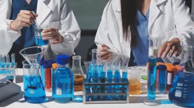 Laboratuvarda çalışan kadın bilim adamı