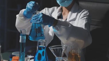 Test tüpü tutan bilimadamı