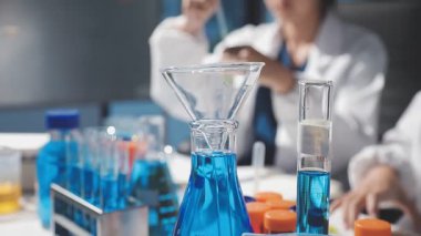 Bilim deneyi için laboratuvar vitrinleri.