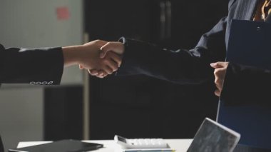 İş adamları ofiste el sıkışıyor