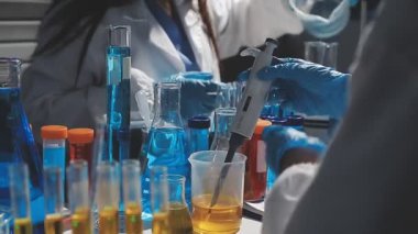 Bir bilim adamına matarayla yaklaş.