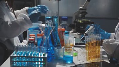 Laboratuvarda araştırma ve kimyasal deney yapan bilim adamları