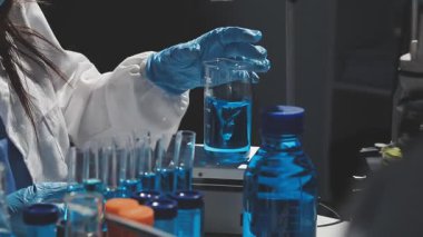 Yakın plan - Laboratuvarda çalışan bir kadın doktor.