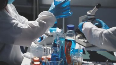 Laboratuar mikroskobu ile bilim adamı