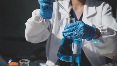 Laboratuarda mikroskopla çalışan bir bilim adamı.