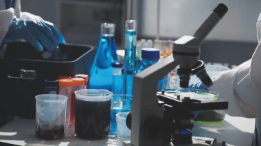 Mikroskopla çalışan laboratuvar asistanı