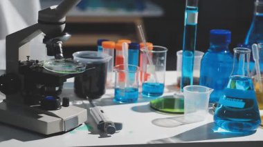 Mavi sıvı, mikroskop ve kimyasal sıvıyla laboratuvar camı, yakın çekim.