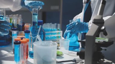 Tıbbi laboratuvar araştırması. Laboratuvar araştırması ve laboratuvar. Laboratuvar deneyleri ve laboratuvar tüpleri. Bilim ve tıbbi laboratuvar ekipmanları.