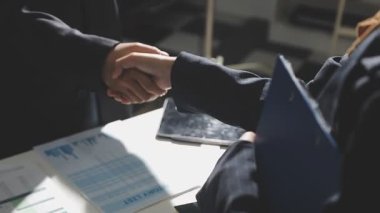 İş adamları el sıkışıyor, modern iş toplantısı.