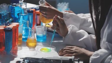 Laboratuvarda çalışan genç kadın bilim adamı