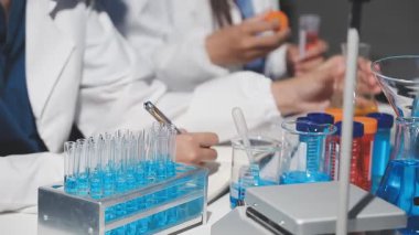 Laboratuvarda çalışan üniformalı bilim adamı.