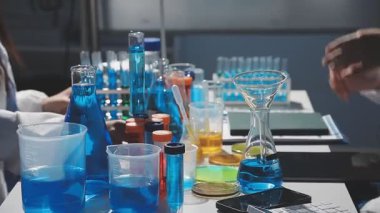 Laboratuvarda çalışan bilimadamlarına yakın çekim.