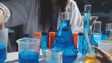 Laboratuvardaki kimyasal testin kapanışı.