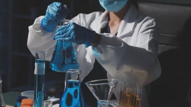 Laboratuvarda çalışan bilim adamı. Bilimsel araştırma, bilim ve kimya.