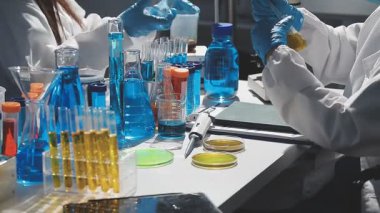 Kimya laboratuvarında çalışan kadın bilim adamına yakın çekim