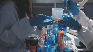 Laboratuvarda mikroskopla çalışan bir bilim adamına yakın çekim