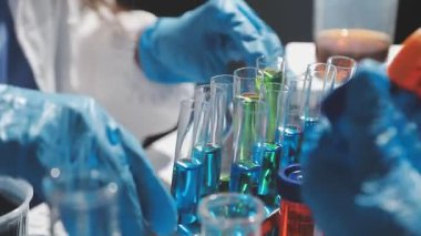 Kimya laboratuarındaki laboratuvar camlarını kapatın.