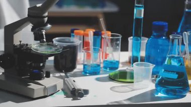 Kimya laboratuarındaki laboratuvar ekipmanları.