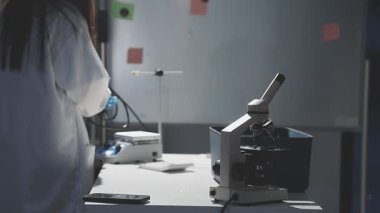 Laboratuvarda çalışan bilim adamı.