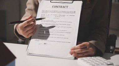 İşadamı ofiste kontrat imzalıyor.