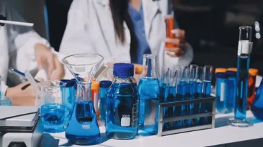 Laboratuvar asistanı ile çalışan bir kadın bilim adamının yakın çekimi. Araştırma, geliştirme ve tıp kavramı.