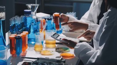 Laboratuvarda kimya laboratuvarında çalışan bilim adamı..