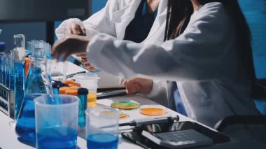 Laboratuvarda çalışan kadın bilim adamı.