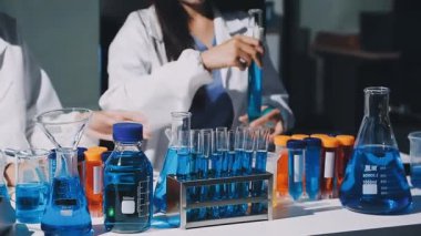 Laboratuvarda deney tüpleri olan bir bilim adamı. bilimsel araştırma.