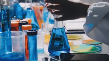 Laboratuvarda laboratuvar asistanı, kapatın -