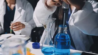 Laboratuvar, bilim ve teknoloji konseptinde kimyasal test yapan genç bilim adamı