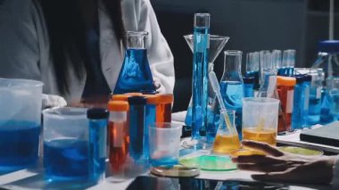 Laboratuvarda sıvı ile çalışan bilim adamı.