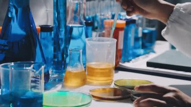 Laboratuvardaki bilim adamına yaklaş.