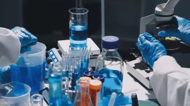 Laboratuvarda çalışan bilim adamı.