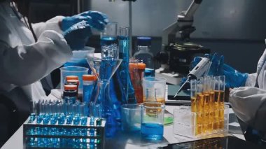 Laboratuvarda çalışan bilim adamları.