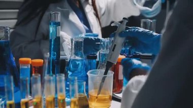 Laboratuvar asistanı laboratuarda bir test tüpü tutuyor.