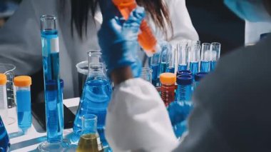 Bilim adamı holding tüp laboratuvarında sıvı ile