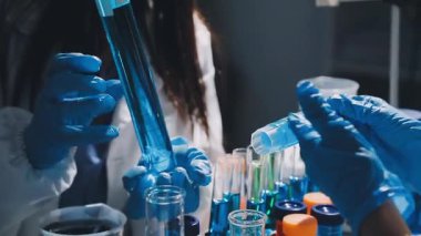 Bilim adamı holding tüp laboratuvar