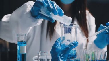 Laboratuvarda deney tüpüyle çalışan bir bilim adamı. laboratuvar araştırma ve geliştirme kavramı