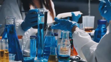 Bayan bilim adamı laboratuarda bir deney yapıyor..