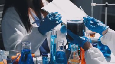 Laboratuvar asistanı bir kimya laboratuvarında çalışıyor.