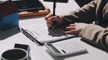 Dizüstü bilgisayarda çalışan ve notlar yazma iş adamı