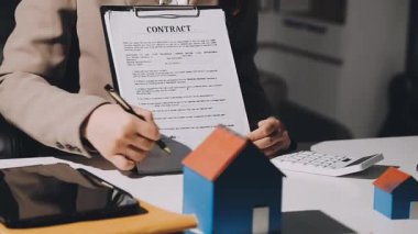 bir sözleşme imzalamadan işadamı.