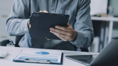 Genç işadamı ofisinde çalışıyor.