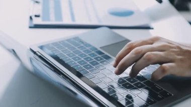 Dizüstü bilgisayar ve dijital tabletle çalışan iş adamı