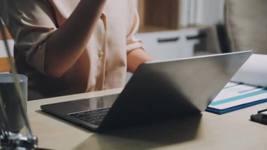Ofiste dizüstü bilgisayarda çalışan iş kadını.