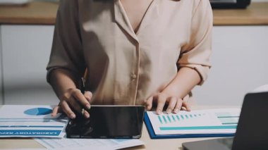 Ofiste hesap makinesi kullanan kadın, borsa