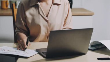 İşyerinde dizüstü bilgisayar kullanan kadın