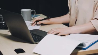 Evde Dizüstü bilgisayar kullanan kadın.